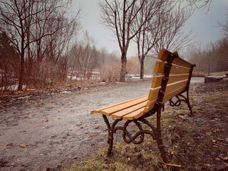 Banc en bois dans le parc par une journée d'hiver brumeuse. - 777337501