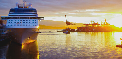 Kreuzfahrtschiff Solstice im Morgenrot im Hafen von Vancouver, Kanada - Luxury Celebrity cruiseship...