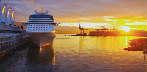 Kreuzfahrtschiff Solstice im Morgenrot im Hafen von Vancouver, Kanada - Luxury Celebrity cruiseship...