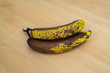Banany z brązowymi plamami na skórce 