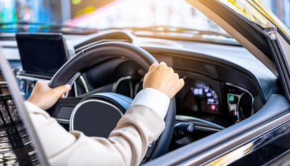 車の運転をするドライバーの手