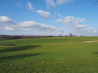 Windkrafträder in der natürlichen Landschaft