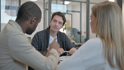 Obraz premium Close up of Mixed Race Team Talking in Meeting