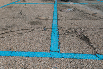 Paid parking lots are indicated with blue lines. neighborhoods with parking on the blue lines is regulated by the municipality, the road signs indicating paid parking as per the highway code.