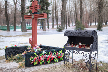 MEMORIAL CROSS AND MINI OVEN OF THE CREMATORIUM ESTABLISHED IN MEMORY OF THE VICTIMS OF THE BLOCKADE OF LENINGRAD IN ST. PETERSBURG - obrazy, fototapety, plakaty