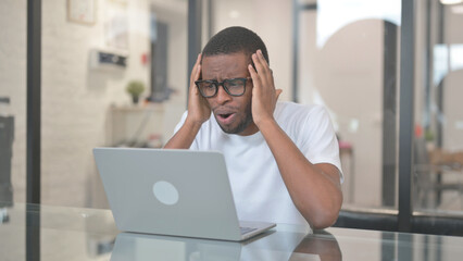 African American Man Shocked by Failure on Laptop - obrazy, fototapety, plakaty