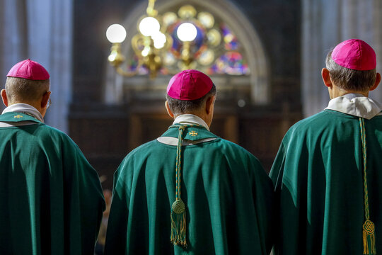 Messe d&acirc;&euro;&trade;imposition du pallium &Atilde;&nbsp; Mgr Laurent Ulrich, archev&Atilde;&ordf;que m&Atilde;&copy;tropolitain de Paris par Mgr Celestino Migliore, nonce apostolique, en l&acirc;&euro;&trade;&Atilde;&copy;glise Saint-Germain l&acirc;&euro;&trade;Auxerrois, Paris, France