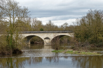 Fototapeta na wymiar Pont sur la rivière Le Thouet à Montreuil-Bellay dans le Maine-et-Loire - France