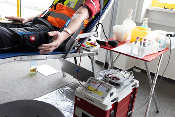 Arm von einem Mann bei der Bluttransfusion während einer Spendenaktion