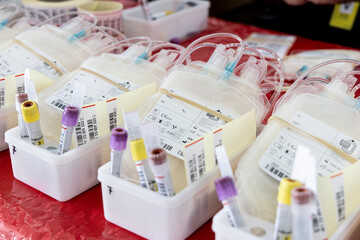 Reihe von Blutentnahme Kisten für eine Blutzspenden Aktion vorbereitet