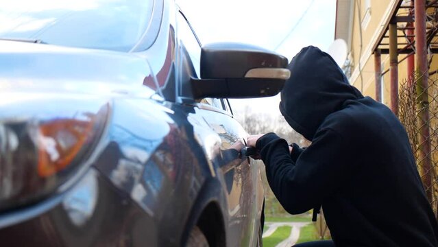 The thief tries to open the car