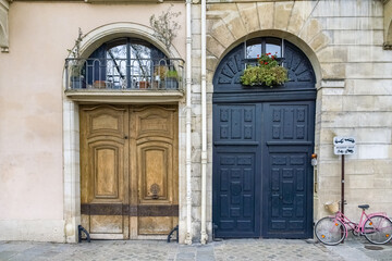 Paris, ile Saint-Louis, ancient wooden door quai d’Anjou
- 777463951