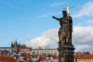 Fototapeta na wymiar View of old town and famous St. Vitus Cathedral from the Charles Bridge in Prague, Czech Republic.