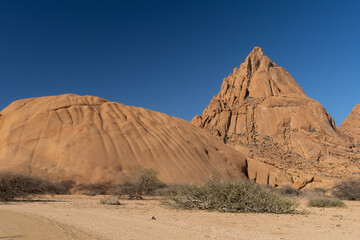 Berg Spitzkomme in Namibia bei Sonnenuntergang, orangefarbener Sandstein - obrazy, fototapety, plakaty