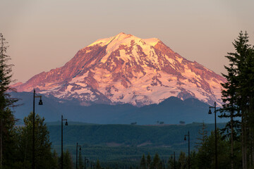 Majestic Mount Rainier: Iconic Beauty of the Pacific Northwest