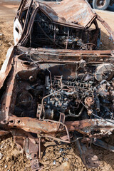 la carcasse d'une voiture incendiée sur la bord de la route à Dakar au Sénégal en Afrique