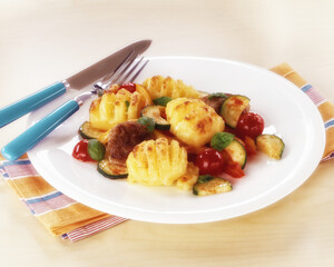 Kartoffel mit Zucchini, Tomate, Frikadelle