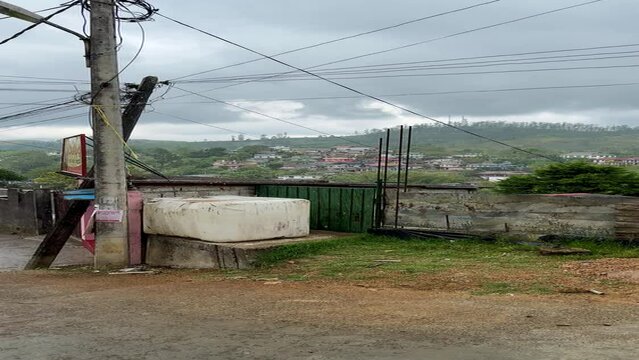 Hatton Stadt, Sri Lanka bei regen, blick &uuml;ber die stadt bew&ouml;lkt regen. eine mauer dir noch nicht fertig gestellt ist.