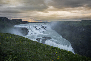 Blick auf den Wasserfall Gulfoss in der Abenddämmerung, liegt auf dem Golden Circle in Island