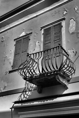schwarzweiß Bild eines historischen alten Balkons an einer Fassade in der Altstadt von Malcesine am Gardasee in Italien - 777613516