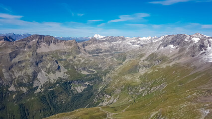 Obraz premium Panoramic view of majestic mountain peaks of High Tauern seen from Feldseekopf, Carinthia Salzburg, Austria. Idyllic hiking trail in Goldberg group in wilderness of Austrian Alps. Grossglockner