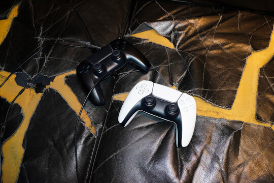 Game controller, wires and game computer / screen 