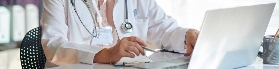 Web banner with doctor working for telemedicine service - obrazy, fototapety, plakaty