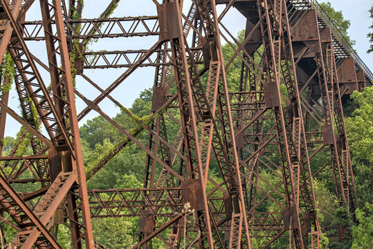 moodna viaduct in cornwall new york (steel metal elevated train tracks over valley creek) railroad metro bridge trestle north Schunemunk Mountain hudson valley crossing beams high up