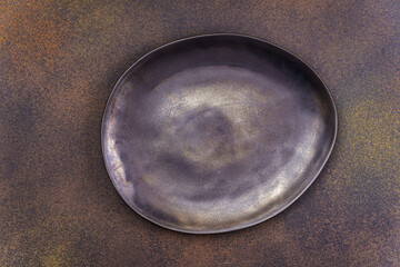 Empty black irregular plate on concrete background. Top view, with copy space - 777701726