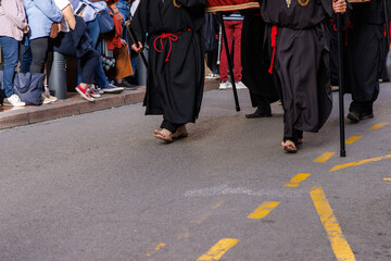 pénitents venus de noir pieds nus lors de la procession de la Sanch à Perpignan - obrazy, fototapety, plakaty