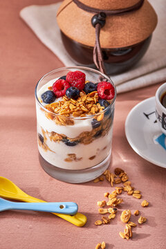 Yogurt parfait with berries