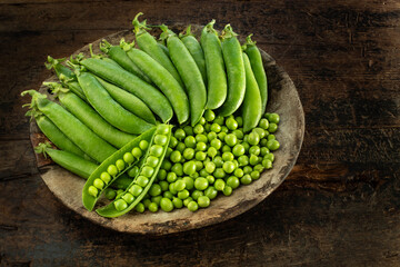 Green peas in the wood bowl. Bezelye 