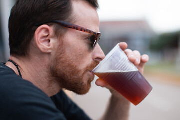 Retrato de hombre bebiendo cerveza