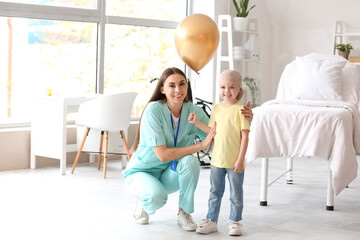 Little girl after chemotherapy with golden balloon and nurse in clinic - obrazy, fototapety, plakaty