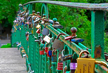 most miłości, most z kłódkami zakochanych, kolorowe kłódki, Love lock bridge, bridge with lovers' padlocks, colorful padlocks, symbol of lovers	
