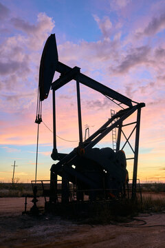 oil well pumping 