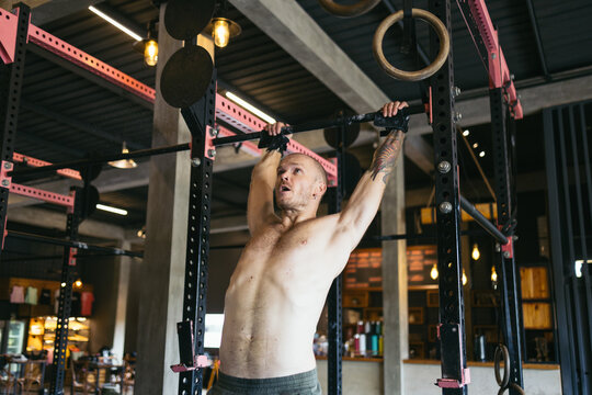 man doing CrossFit training in the gym
