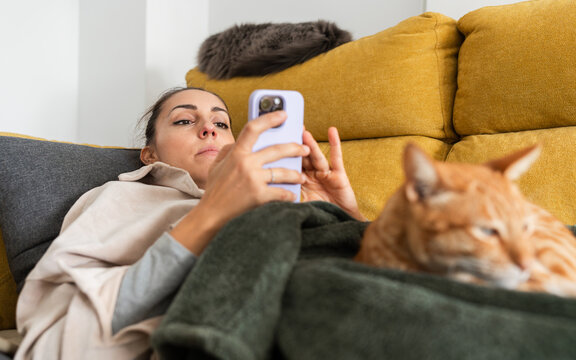 woman typing on her cell phone at home.
