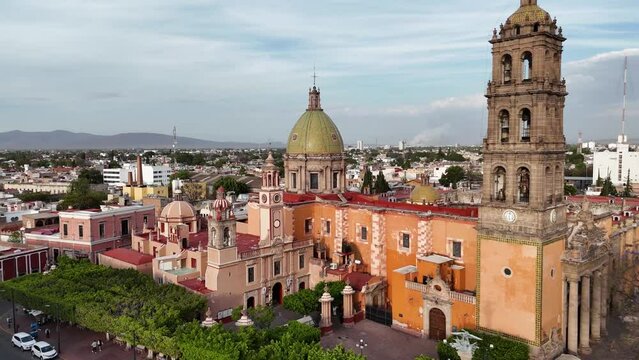 Dron Volando Alrededor De la Iglesia Mexicana de San Francisco en Celaya, Guanajuato