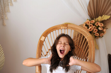 adolescente com sono bocejando 