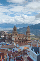 Fototapeta premium Catedral de Jaén con la sierra de fondo