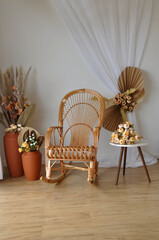 sala interior estilo boho , cadeira de vime , cenário bodas com buquê de flores tons marrons 