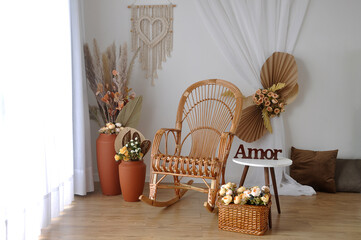 cenário boho com cadeira de vime e flores tons marrons para dia das mães 