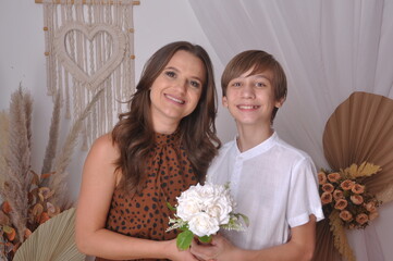 mãe recebendo flores de filho em um feliz dia das mães