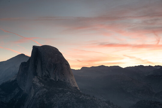 Half Dome at Sunrise. Yosemite National Park. California (vt)