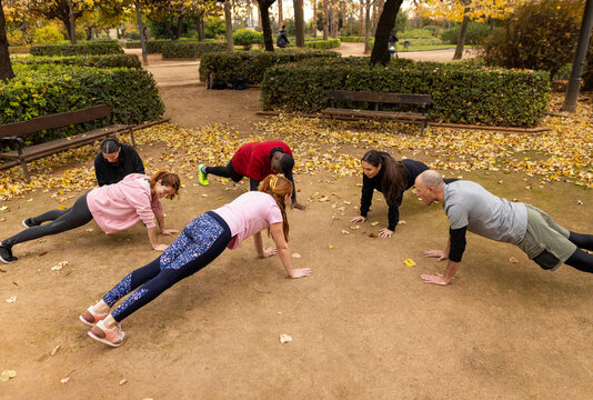 GROUP OF FRIENDS DOING SPORTS