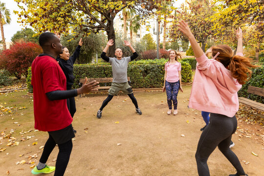 GROUP OF FRIENDS DOING SPORTS