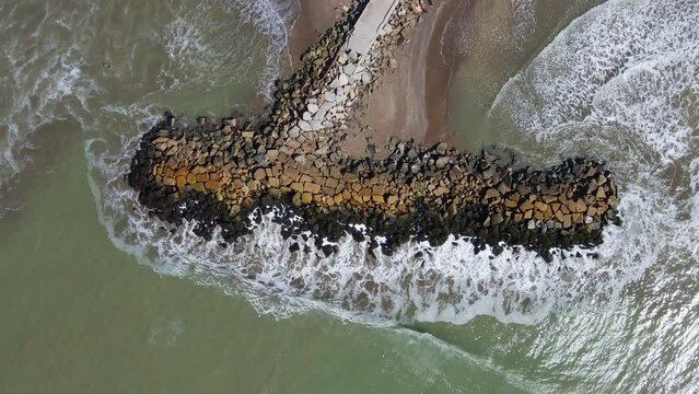 Toma aereas de drone en 4k ultrahd de playas y escolleras de Mar del Plata, Argentina.