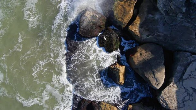 Videos de drone en 4k de olas chocando contra rocas en Mar del Plata, Argentina.
