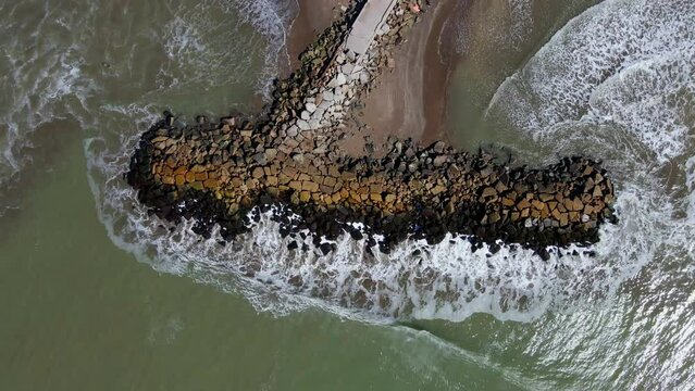Toma aereas de drone en 4k ultrahd de playas y escolleras de Mar del Plata, Argentina.